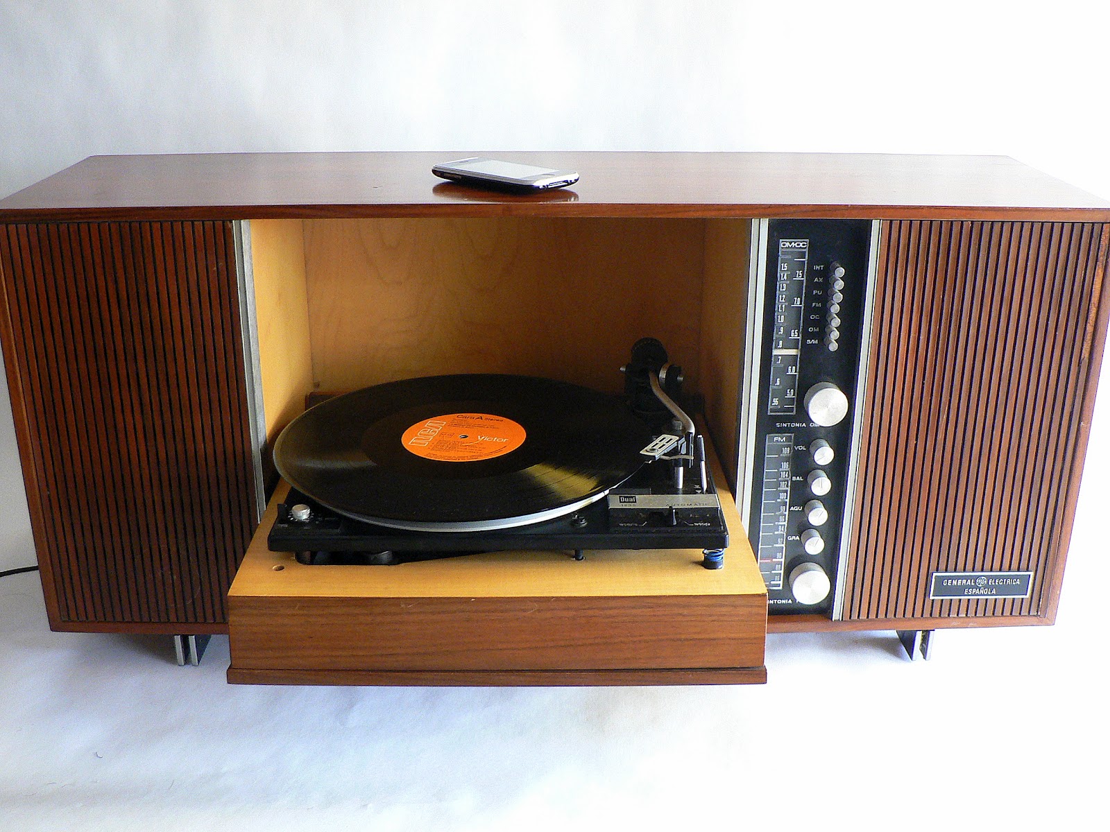 VINTAGE & KITSCH SIGLO XX RADIO TOCADISCOS GENERAL ELECTRICA ESPAÑOLA AÑOS 60