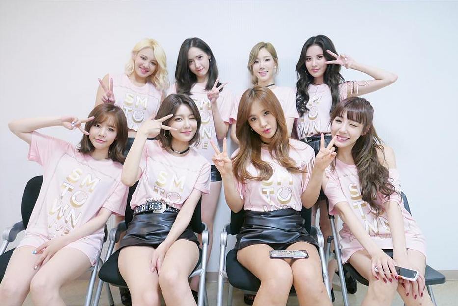 SNSD posed for a group picture at the backstage of SMTown V in Osaka ...