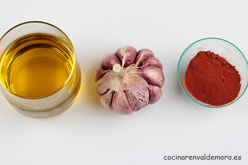 Aceite. ajo y pimentón