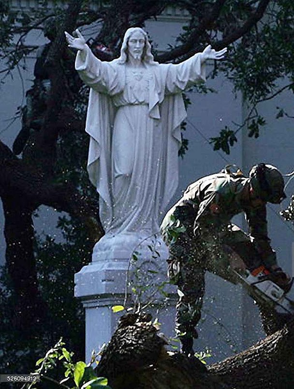 Em frente da catedral São Luís, Jesus atraiu as árvores que caiam e até perdeu um dedo, Katrina, Nova Orleans, 2005.