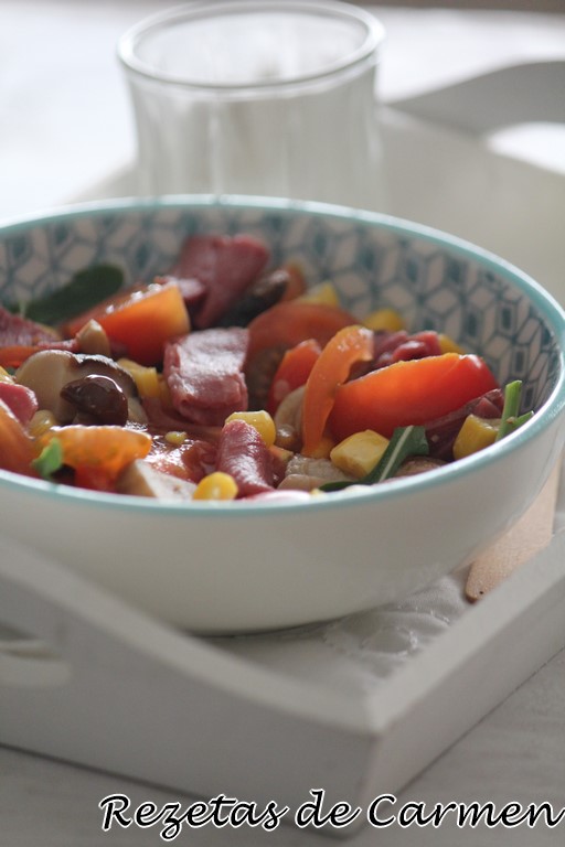 Ensalada de pastrami, rúcula, setas, maiz y tomate