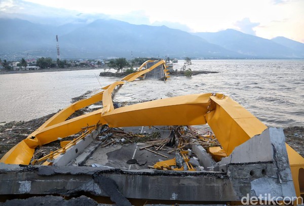 Foto Jemabatan Kuning dari Dekat-Hancur Diterjang Gempa Tsunami di Palu Sulawesi Tengah