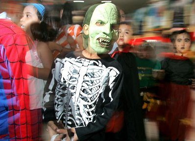 маникюр на Хэллоуин, Halloween, All Hallows' Eve, All Saints' Eve, костюмы зомби, костюмы на Хэллоуин, макияж на Хэллоуин, декор на Хэллоуин, грим на Хэллоуин, фотоидеи макияжа на Хэллоуин, фотоидеи маникюра на Хэллоуин, макияж праздничный, макияж хэллоуинский, костюмы, костюмы карнавальные, костюмы своими руками, костюмы на Хэллоуин своими руками, как сделать костюм зомби, как сделать грим зомби, , про макияж, про костюмы, , образ на Хэллоуин, маникюр для вечеринки, костюмы для Хэллоуина, ведьмы на Хэллоуин, макияж ведьмы на Хэллоуин, макияж клоуна на Хэллоуин, макияж Сахарного Черепа на Хэллоуин, https://prazdnichnymir.ru/ Костюмы на Хэллоуин своими руками