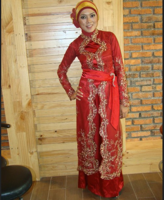 17 Model Kebaya Brokat Untuk Orang Gemuk Terbaik