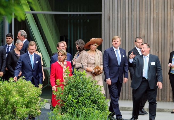 King Willem-Alexander and Queen Máxima, accompanied by Grand Duke Henri and Grand Duchess Maria Teresa. Valentino lace dress, diamond earrings
