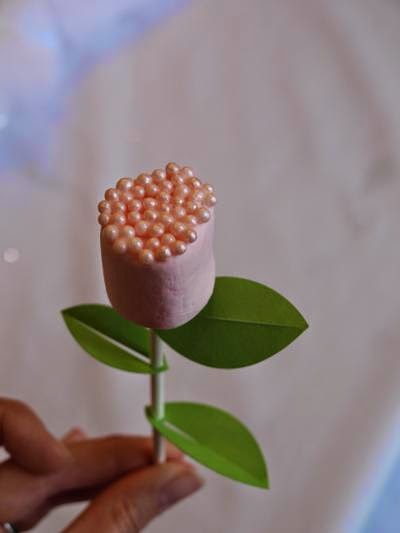 Flores hechas con dulces en Recicla Inventa