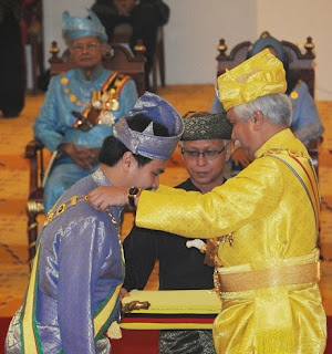 DAULAT TUANKU: TUNKU ALI REDHAUDDIN TERIMA DARJAH SERI SETIA TUANKU MUHRIZ