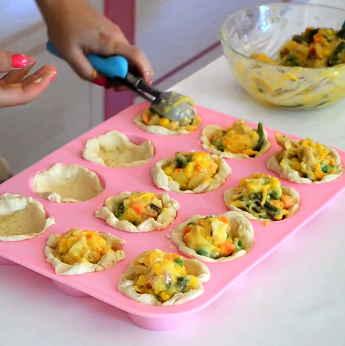 {VIDEO} Mini Chicken Pot Pies in a Cupcake Pan {traditional & reduced fat options} The Lindsay Ann