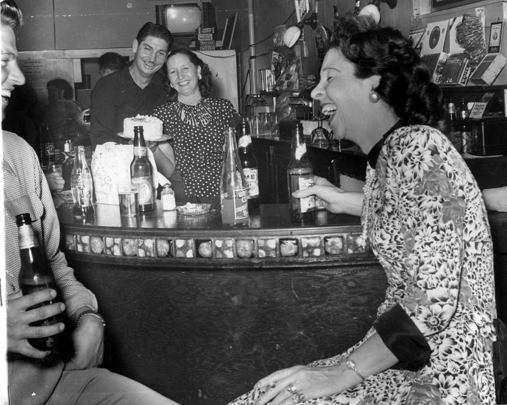 38 Amazing Photos Capture Women in Bars From Between the 1930s and