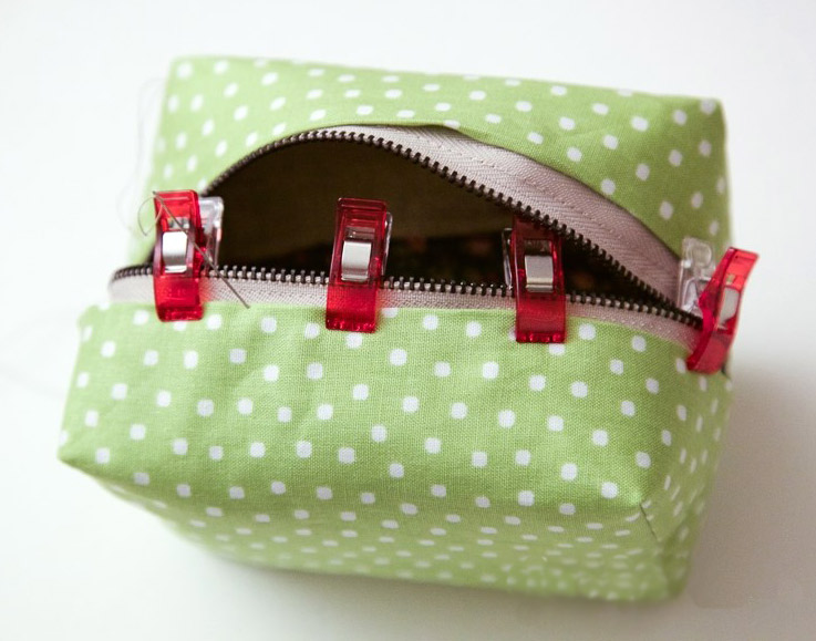 How to make this cute block zip pouch. DIY Tutorial.
