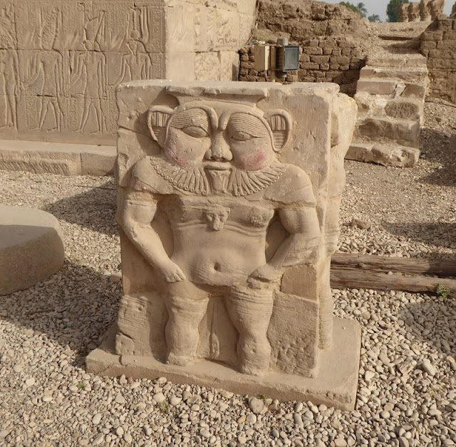 statua del dio Bes all'esterno del tempio di dendera