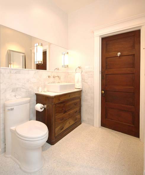 Die-Wohngalerie: Antike Kommode als Waschbeckenschrank