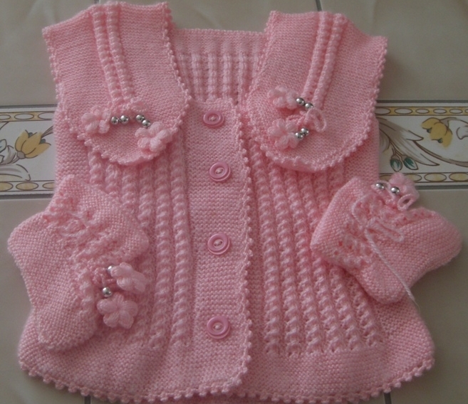 Gül�den motifler yine netten bebek yelekleri