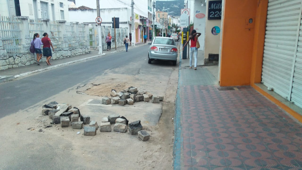 Comerciantes e motoristas reclamam de obra da Embasa inacabada no centro de Jacobina