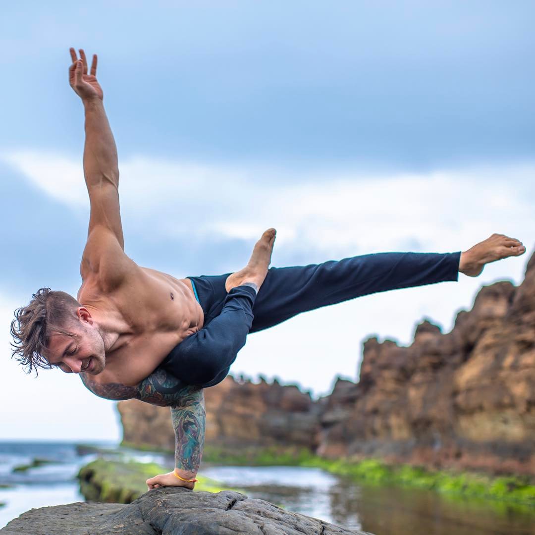 Йоги инстаграм. Дилан Вернер йога. Мужчина йога красивый. Силовая йога. Мужчина занимается йогой.