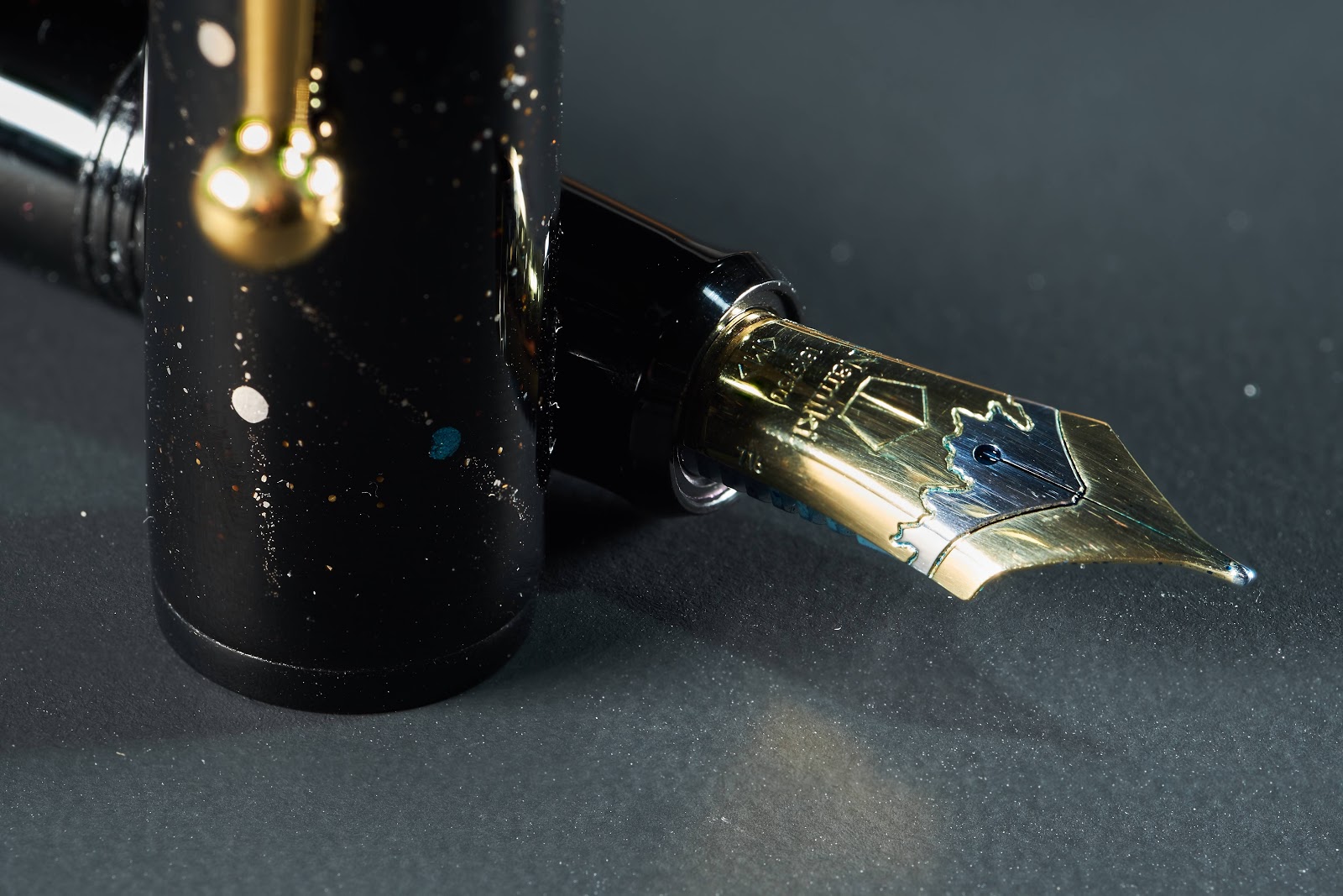 外国人 宇宙を感じさせる日本の万年筆を手に入れたぞ お値段約26万円 太陽系を連想させる螺鈿万年筆に海外から羨望の眼差し 海外の反応 亀は万年 筆も万年