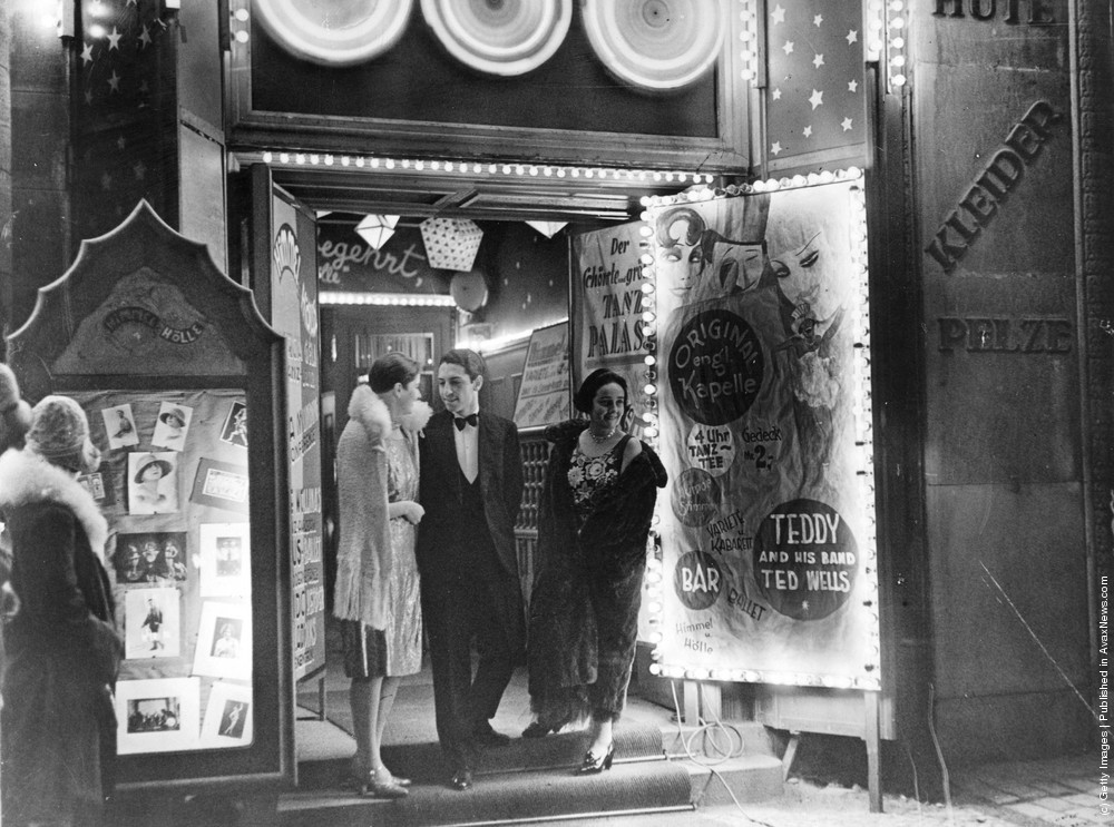 Vintage Photos of Beautiful Cabaret Dancers From the Late 19th and