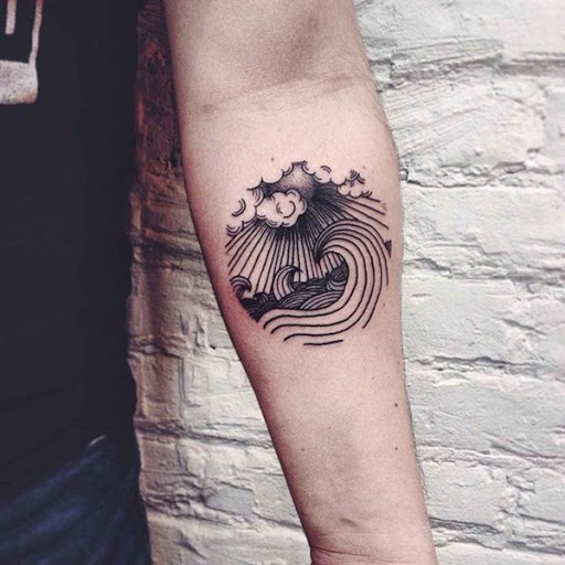 Uma vinheta de o sol brilhando no ondas do mar é retratada em preto e cinza, em que o portador do antebraço neste tatuagem.