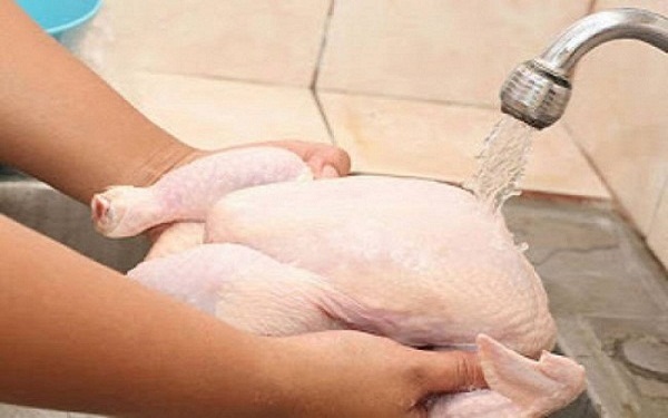 Nunca lave o frango antes de prepará-lo (Imagem: Reprodução/Internet)