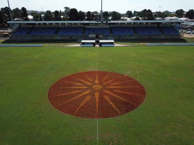 Makedonische Sonne überstrahlt australisches Fußball Stadion