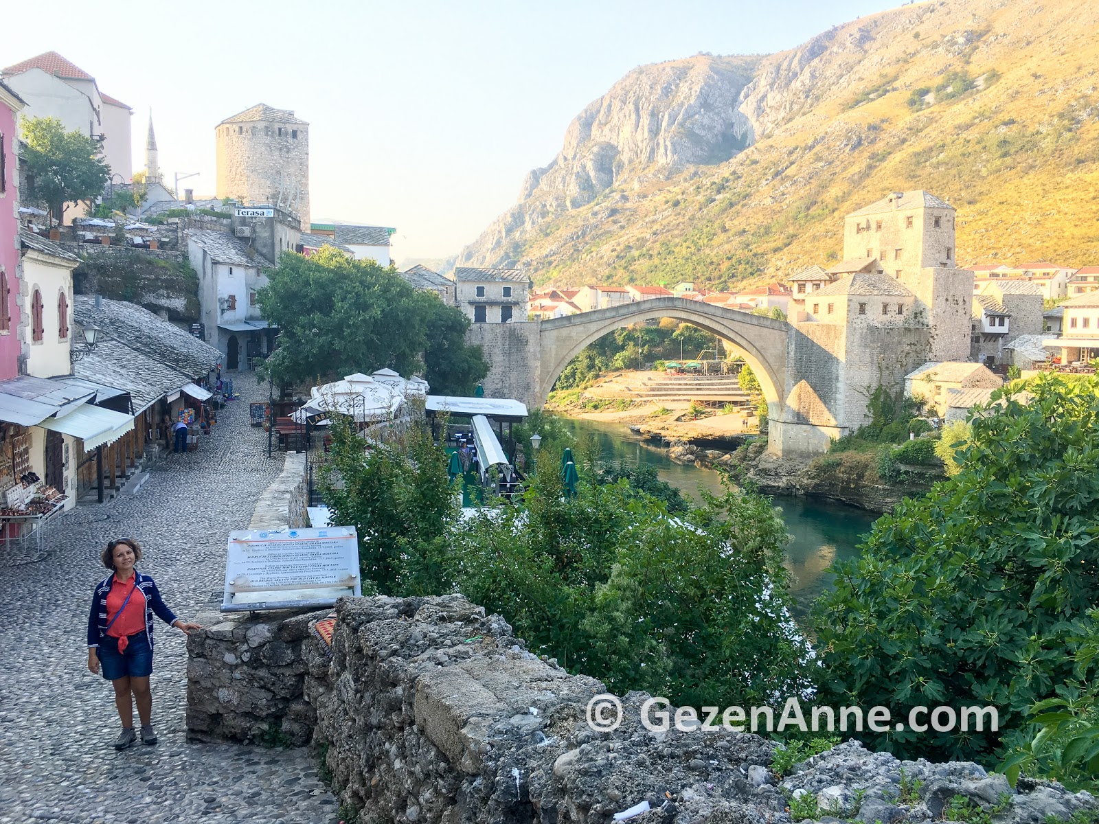 Mostar köprüsü çevresini gezerken, Bosna Hersek
