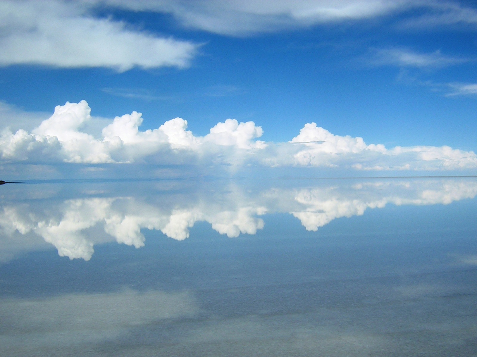 Уюни солончак озеро в боливии. Салар-де-уюни (salar de uyuni), боливия. Озеро салар де уони. Где земля встречается с небом. Озеро уюни в боливии.