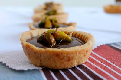 Tartaleta rellena de crema de chocolate con pistachos caramelizados