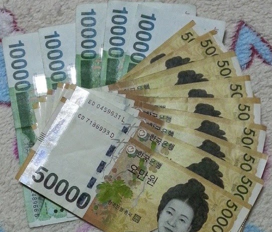 Корейские деньги на русские. Корейские деньги. Валюта Южной Кореи. Деньги Южной Кореи фото. Корея Южная деньги много.