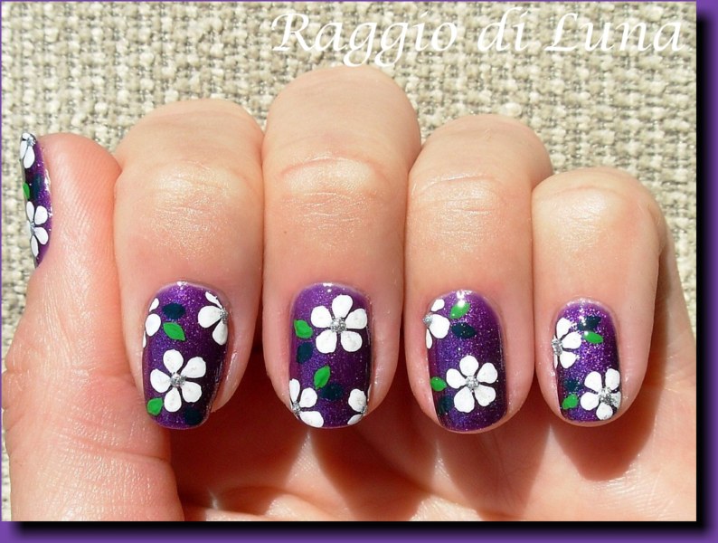 Raggio di Luna Nails: Big white flowers on sparkling purple