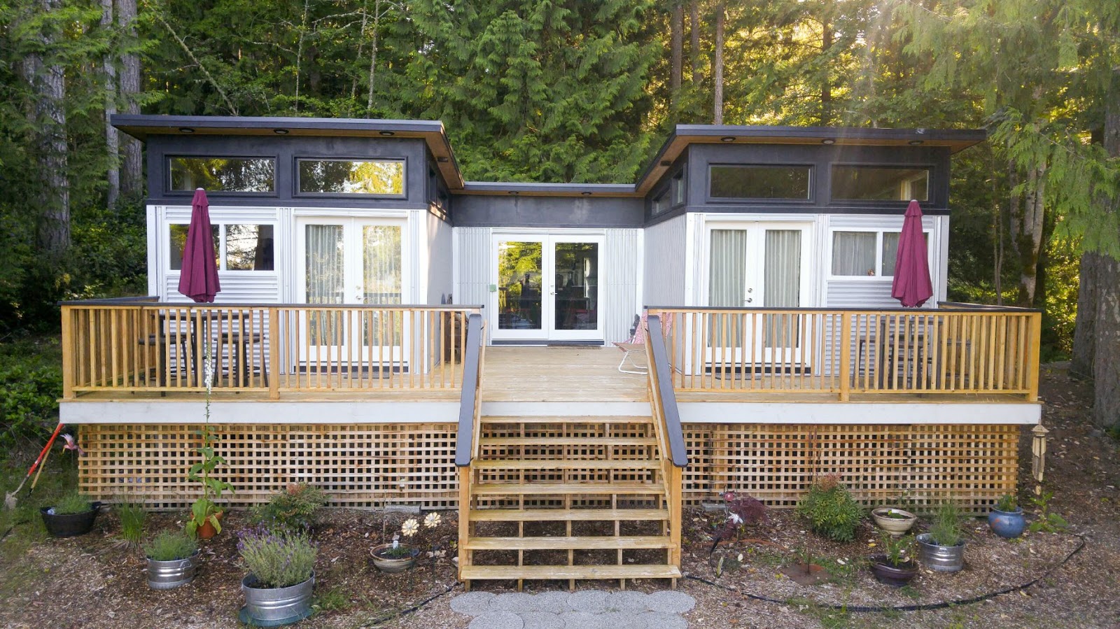 Salt Spring Island Cabin (925 Sq Ft) [ TINY HOUSE TOWN ]