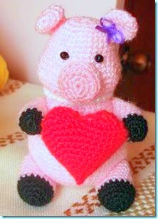 amigurumi pig with big heart crochet pattern