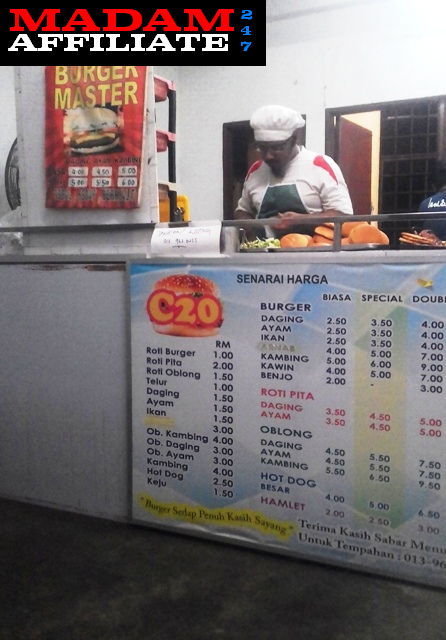 Abe Yei busy terima order dan siapkan burger