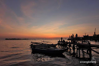 senja di dermaga kayu fort rotterdam makassar