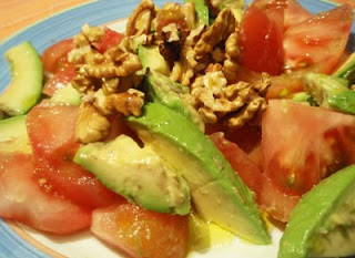 ensalada con tomate, nueces y aguacate