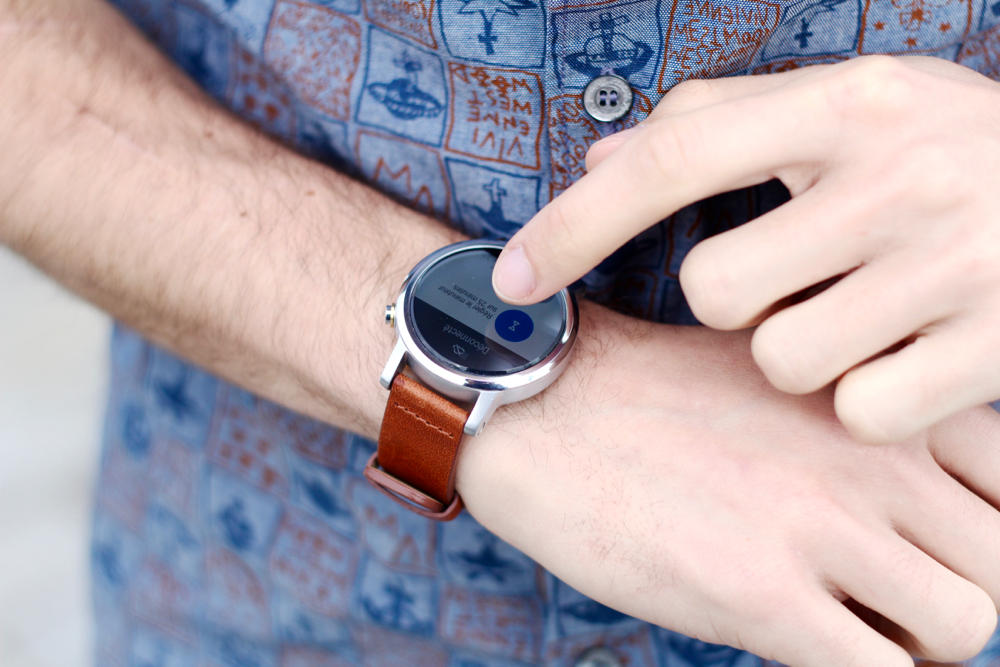 BLOG-MODE-HOMME-style-masculin-vivienne-westwood-piola-sneakers-haut-de-gamme-chino-bleu-bordeaux-moto360-watch-paris-chemisette