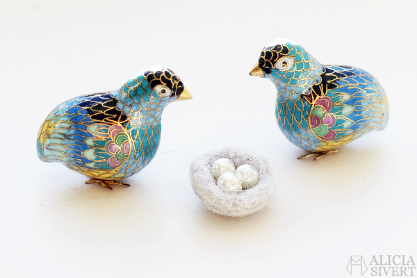 Felted miniature bird's nest by Alicia Sivertsson, 2016. Felted miniature bird's nest by Alicia Sivertsson, 2016. Tovat fågelbo i ull katthår kattull tova nåltova våttova felt fågel fågelbo påsk påskadvent skapa skapande kreativitet create creativity diy