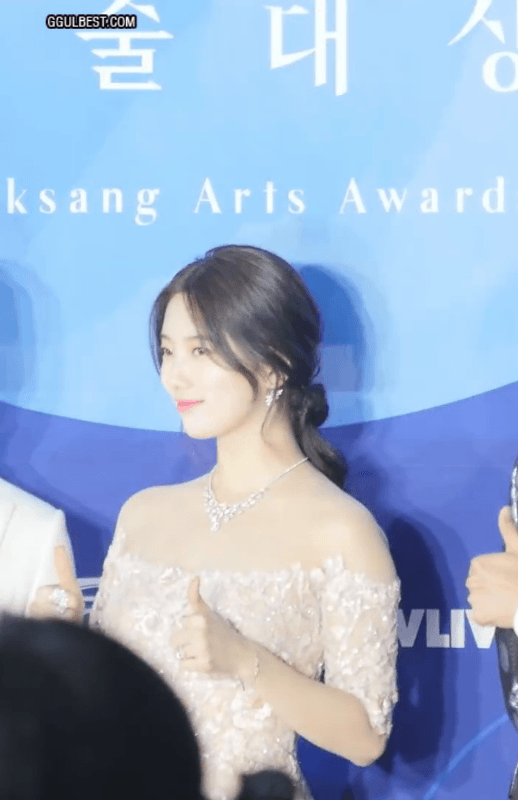 레드카펫 수지 오프솔더 드레스