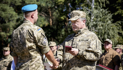 President Poroshenko awarded paratroopers in Slavyansk