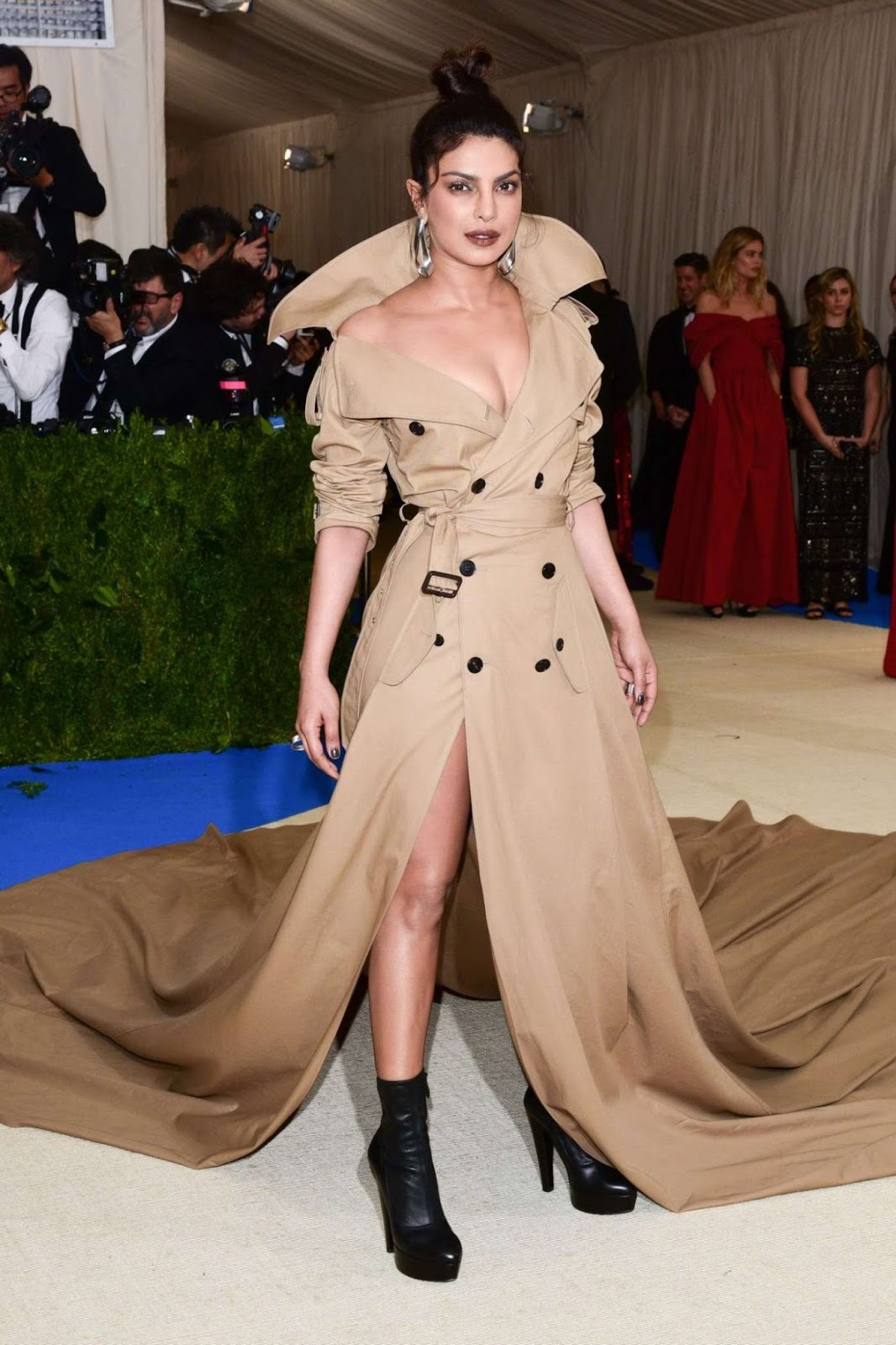 Priyanka Chopra Looks Stunning In These Latest Pics