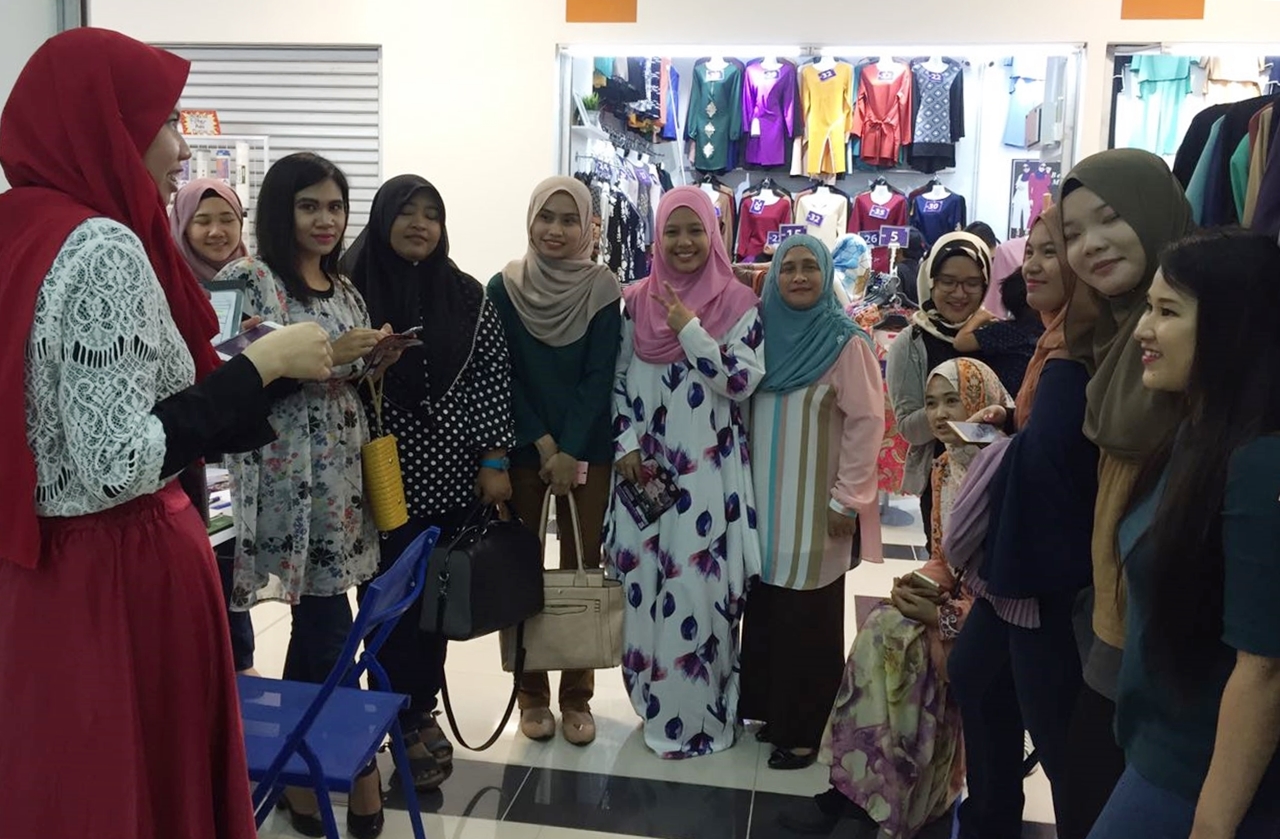 Muslimah Tampak Chantikbergaya Dengan Berbelanja Di Kwc Fashion Wholesale Klik Mstar