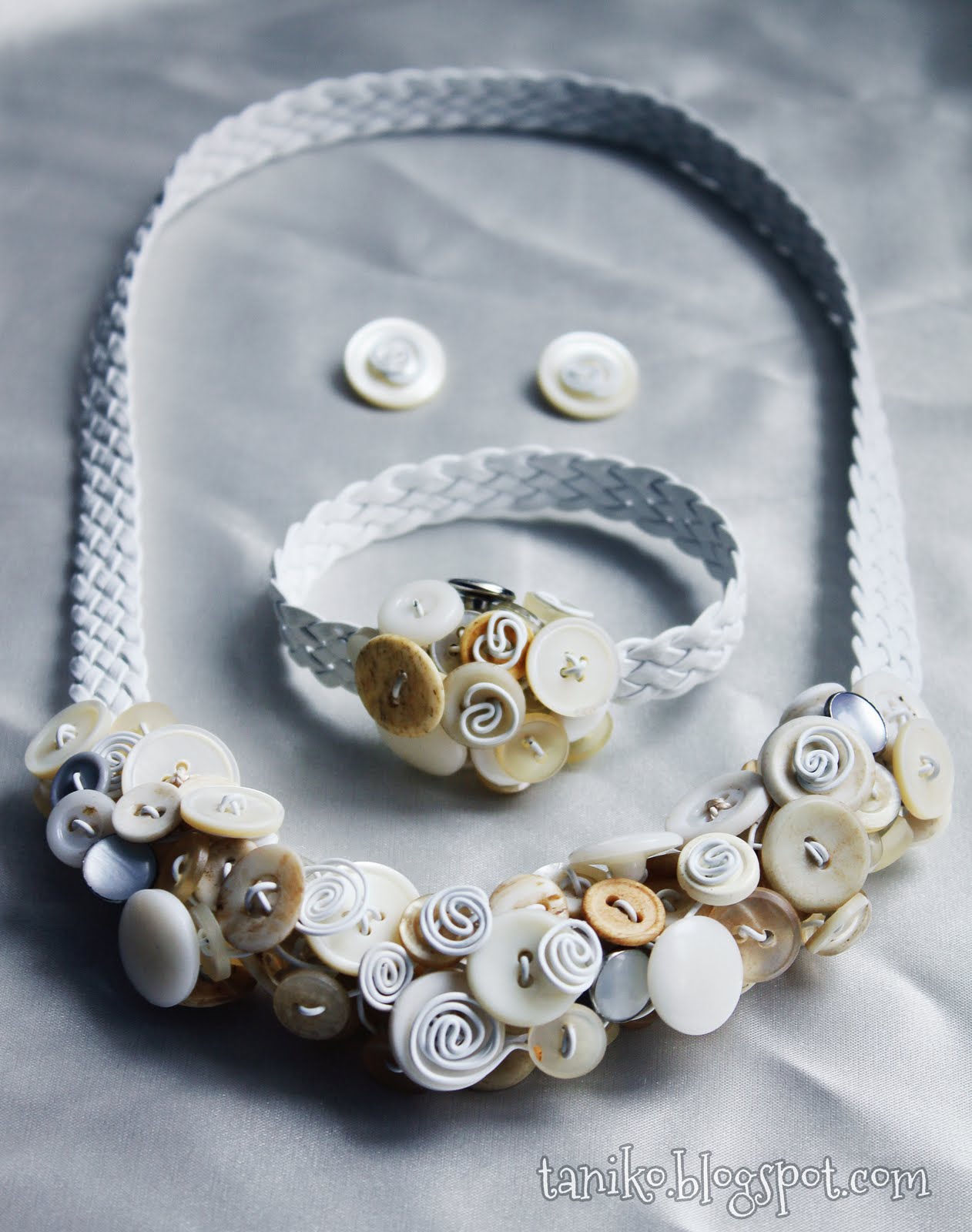 изделия из пуговиц. панно из пуговиц. заколки из пуговиц. изделия из пуговиц. украшение пуговицами.