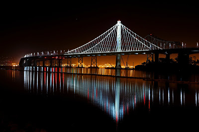 Sorprendente puente iluminado con luces de fondo