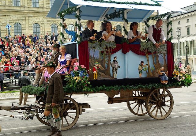 Desfile de trajes tradicionales en la Oktoberfest (Múnich) (@mibaulviajero)