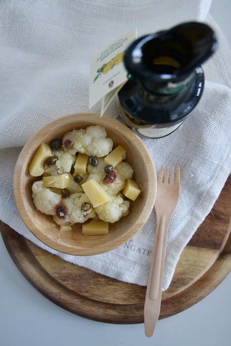 insalata di cavolfiore, emmenthal, acciughe e capperi all'olio al limone