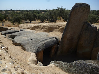 Vista general del dólmen de Lácara
