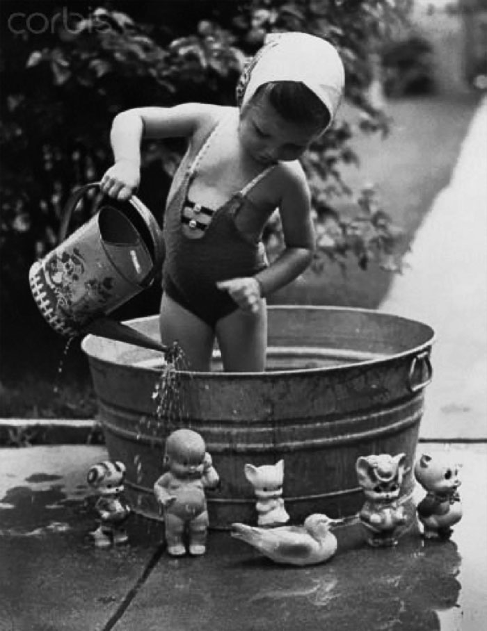 60 Inspiring Historic Pictures That Will Make You Laugh And Cry - Bath Time