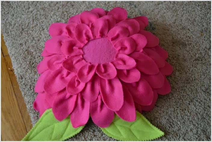 Подушка из флиса. Fleece Flower Petal Pillows DIY tutorial