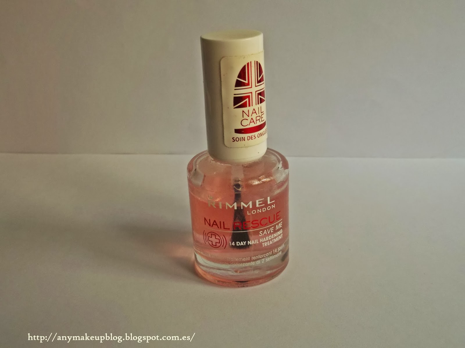 Any Makeup Esmalte de uñas fortalecedor Nail Rescue de Rimmel London