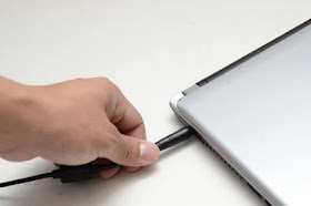 Charge laptop sambil dipakai meskipun sudah penuh, bahaya gak sih ?