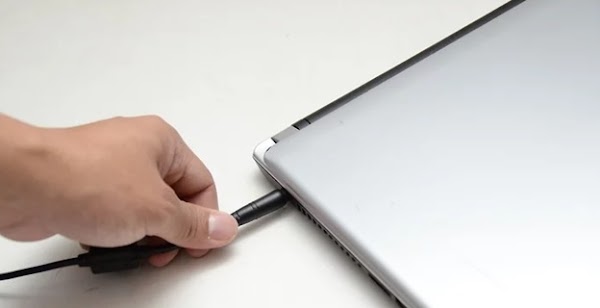 Charge laptop sambil dipakai meskipun sudah penuh, bahaya gak sih ?